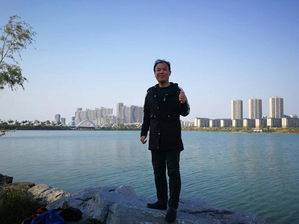 何景瓷  教授