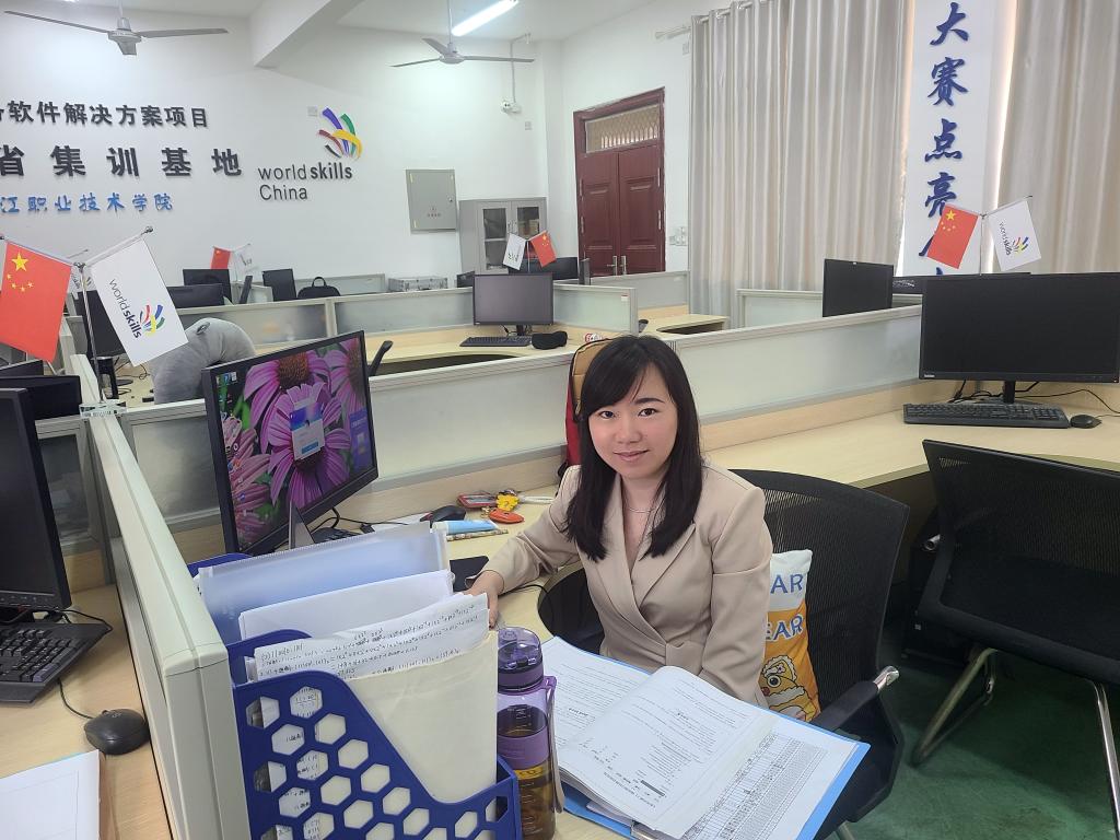 黄珍  副教授